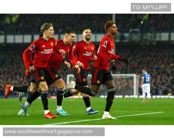 曼联重塑辉煌之路：新赛季战术调整与年轻球员崛起的双重突破