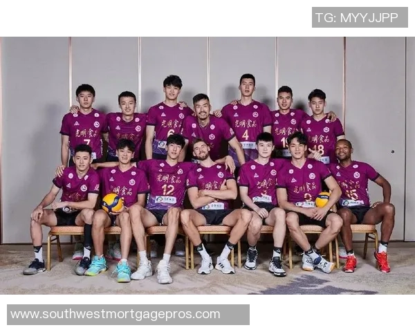 意甲球队集体合照中的经典拍照姿势与团队精神展现